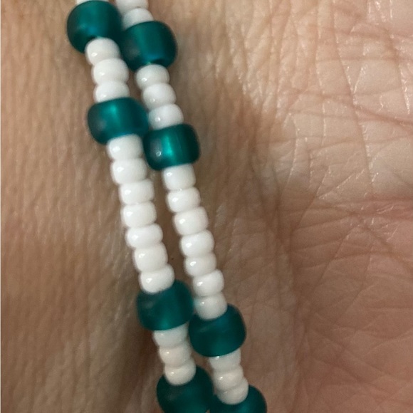 Single coil teal and white beaded bracelet - Picture 3 of 4